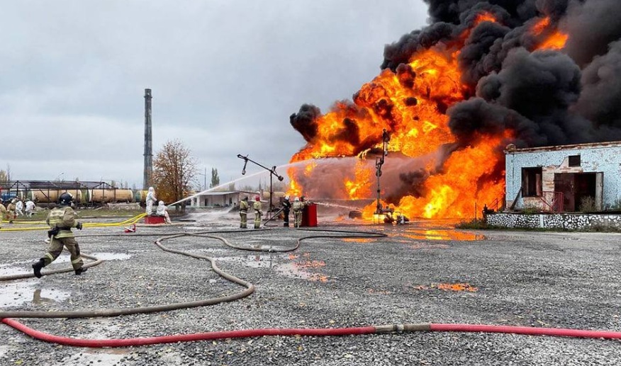 Шахтерск днр. Куба пожар на нефтехранилище. Нефтебаза. Шахтерск после обстрела.