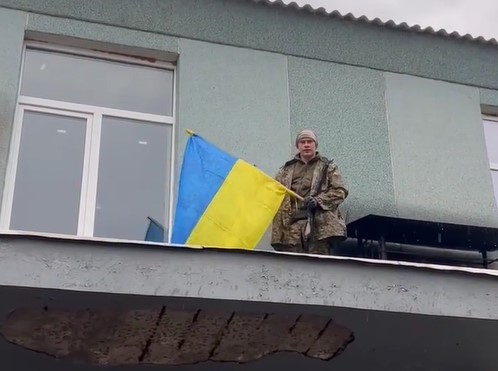 Нацгвардия подняла флаг Украины в Золотой Балке (видео)