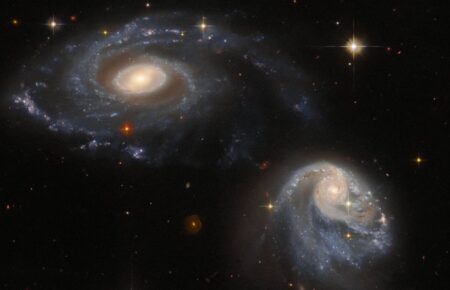 Телескоп «Хаббл» сфотографировал космический «танец» двух галактик