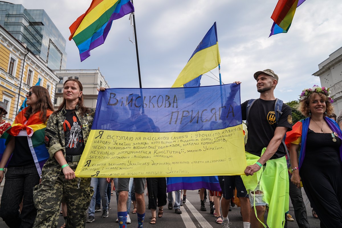 «Він ніхто для нього» — військові ЛГБТ воюють за Україну, але не мають рівних прав