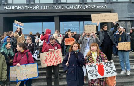 Акція на підтримку Довженко-Центру: людей відтіснила поліція «через невідомий предмет під авто»