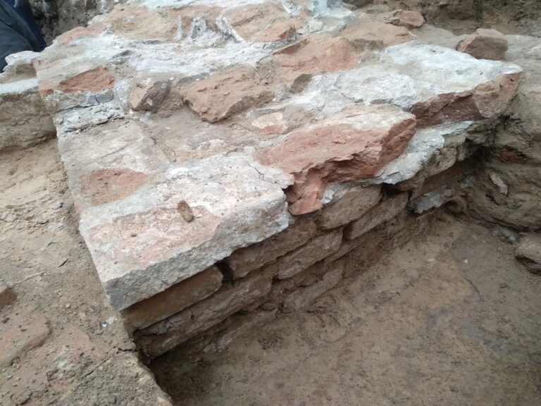 Таємничу знахідку біля садиби Софії Київської залили бетоном