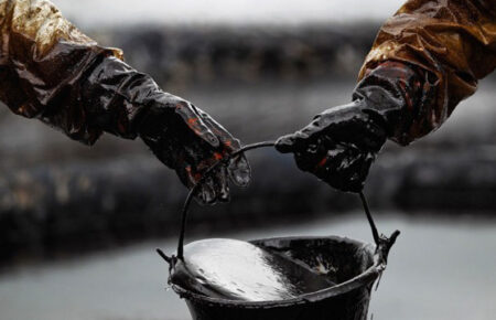 Експорт російської нафти впав на 50% після введення санкцій та обмеження ціни —  Bloomberg
