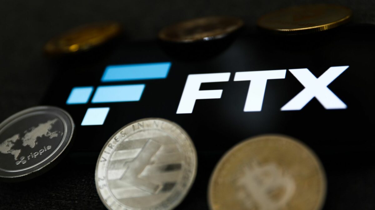 Щонайменше 1 млрд доларів клієнтів зник з криптобіржі FTX, яка збанкротувала — Reuters