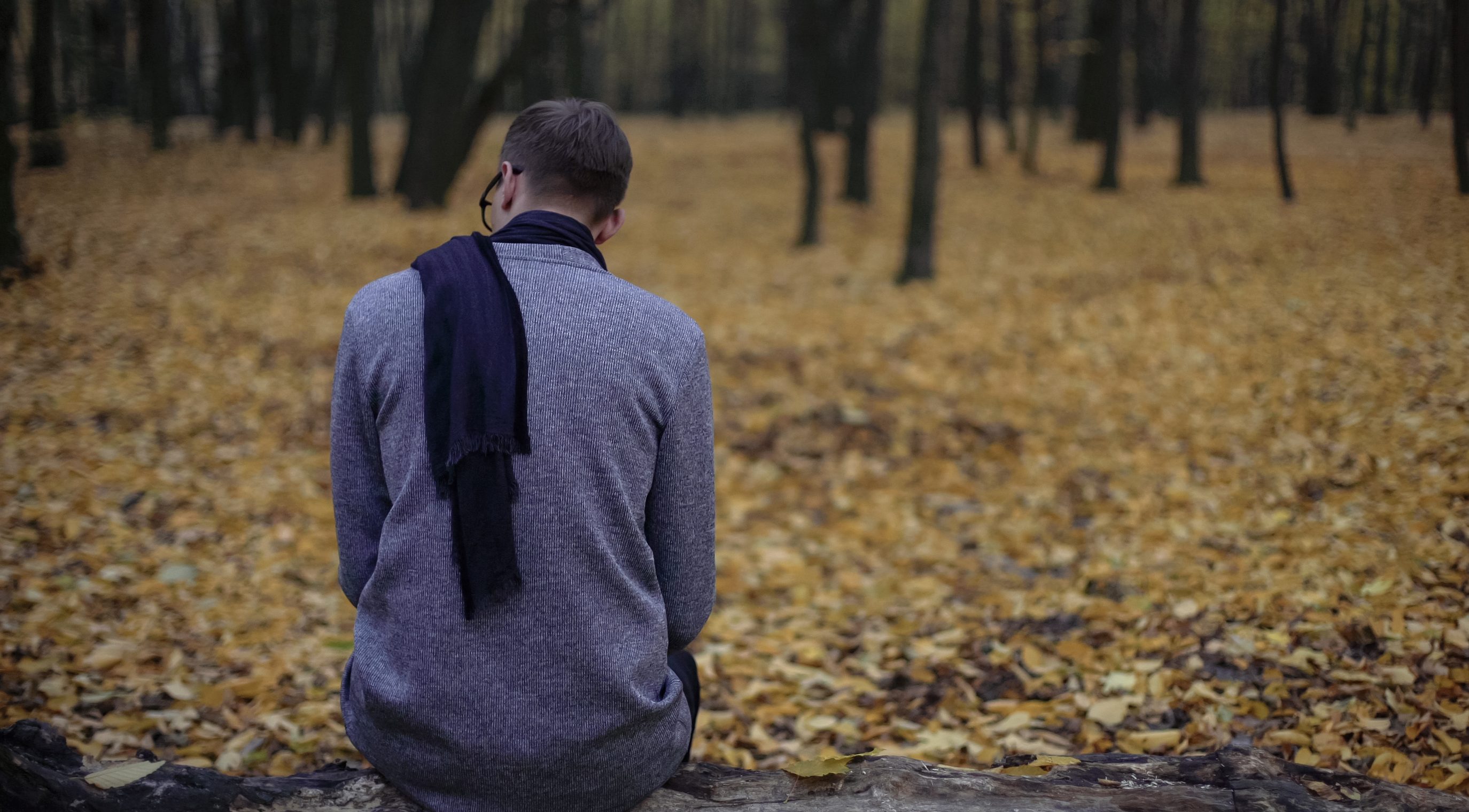 Думки про самогубство, байдужість, втрата апетиту та сну: що потрібно знати про сезонну депресію