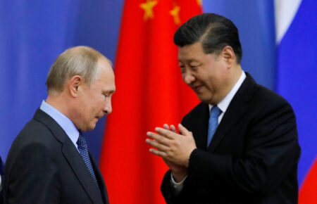Китай не рассматривает возможность передчи оружия России — МИД