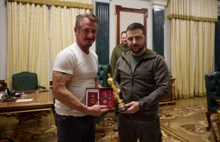 Шон Пенн знову відвідав Україну і передав Зеленському свій «Оскар»