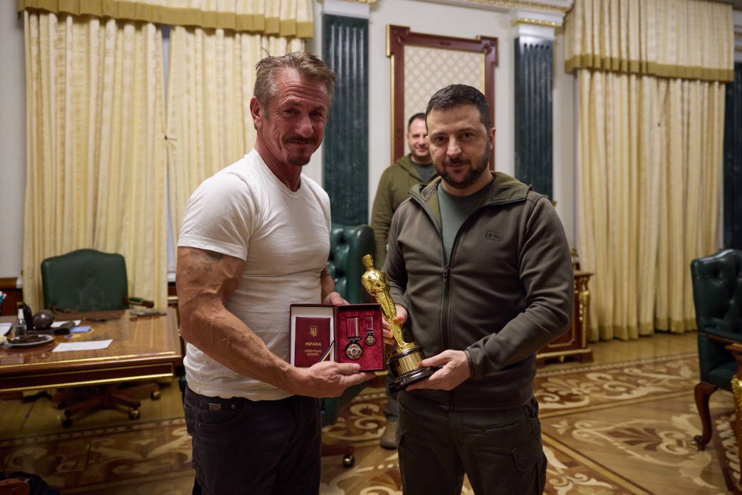 Шон Пенн знову відвідав Україну і передав Зеленському свій «Оскар»