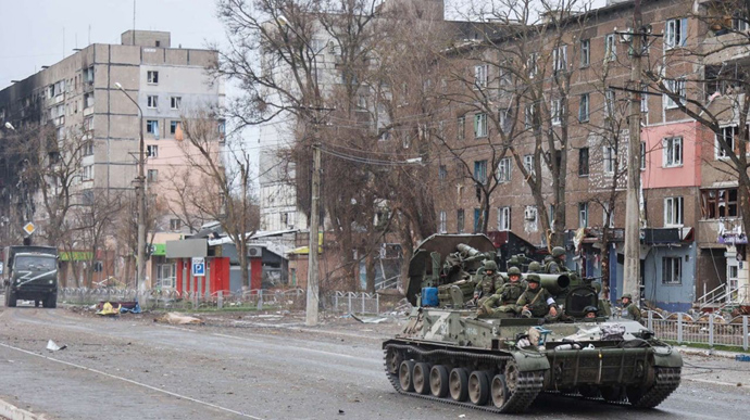 У Маріуполі фіксують рух тягачів із танками й вантажівок із військовими РФ у бік Бердянська