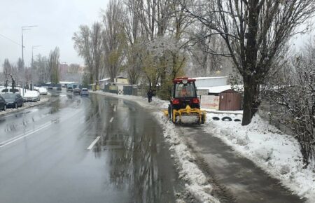 У Києві через нові снігопади і зниження температури містян просять не виїжджати автівками