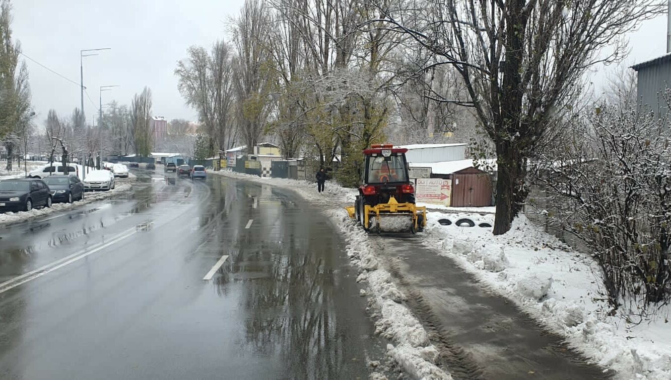 У Києві через нові снігопади і зниження температури містян просять не виїжджати автівками