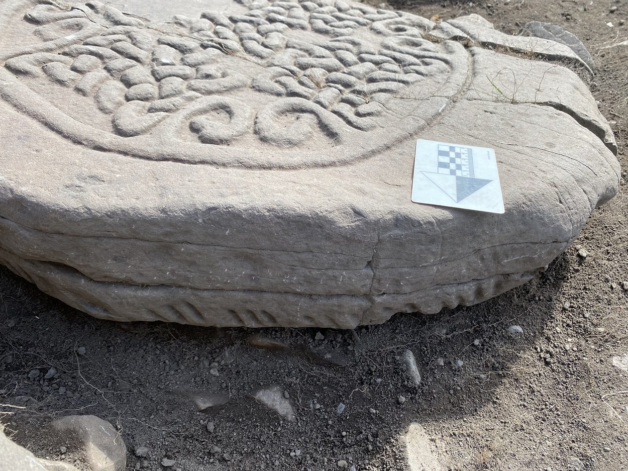 Археологи нашли в Шотландии пиктский камень возрастом 1500 лет с таинственной надписью