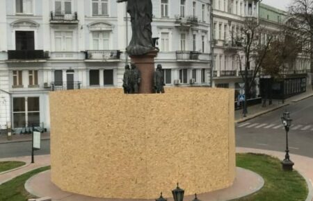 В Одесі пам'ятник Катерині ІІ закрили огорожею