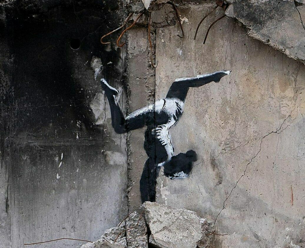 На зруйнованому будинку у Бородянці з'явилося графіті від Banksy