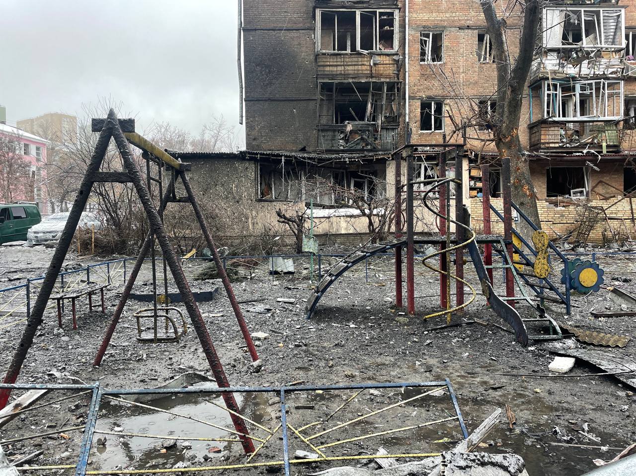 Знищені будинки, дитсадочок, школа і майданчик: влада показала наслідки обстрілу Вишгорода