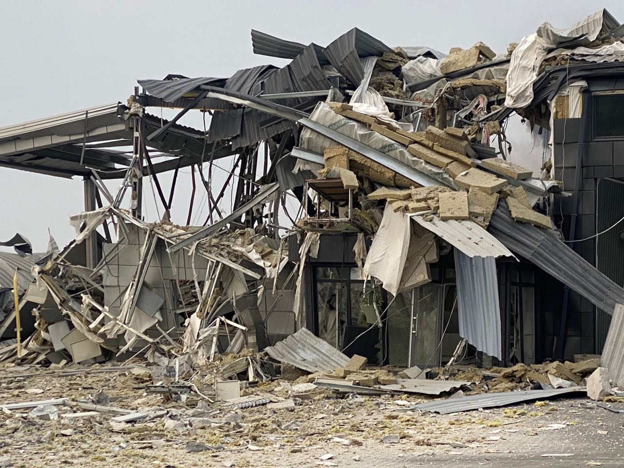 Окупанти вдарили по передмістю Запоріжжя, зруйновані лікарня та СТО (ФОТО)