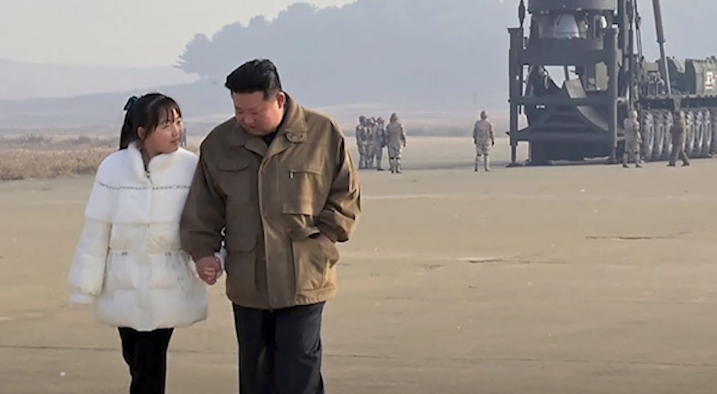 Фото на тлі балістичної ракети: Кім Чен Ин вперше показав свою доньку