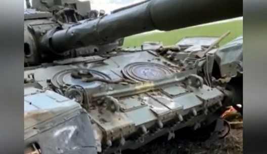 ЗСУ на Херсонщині підбили танк, який російські окупанти «укріпили» каналізаційними люками (ВІДЕО)