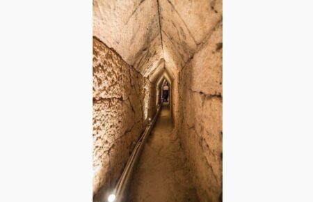У Єгипті археологи розкопали стародавній тунель, який може вести до гробниці Клеопатри