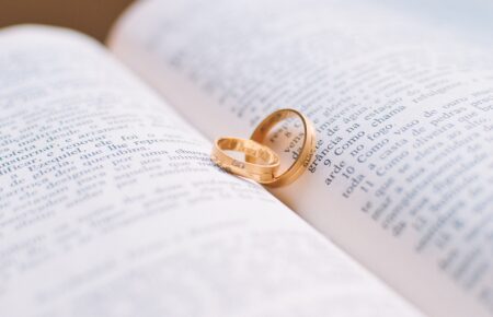 Із березня в Україні одружилися майже втричі більше пар, ніж розлучилися