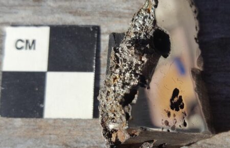 Науковці знайшли два нові мінерали в метеориті, який впав у Сомалі два роки тому