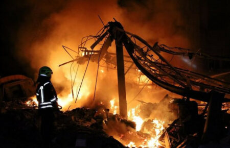 Російська армія вночі обстріляла об’єкт промислової інфраструктури на Харківщині: виникла пожежа