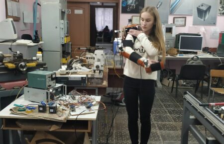 15-річна українка разом із татом створила робота, який рятуватиме життя саперам