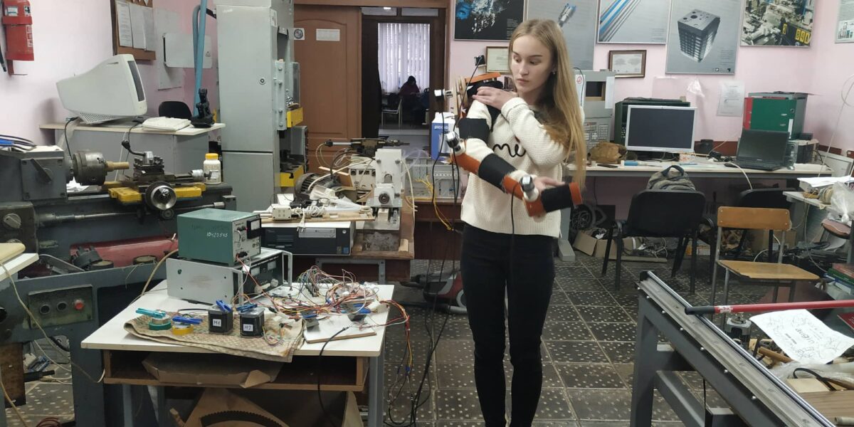 15-річна українка разом із татом створила робота, який рятуватиме життя саперам