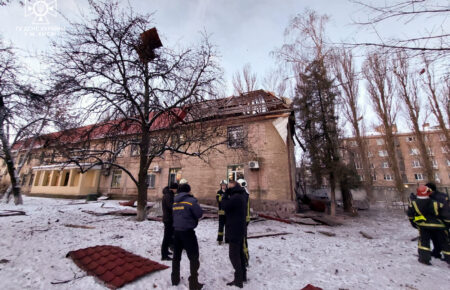 Рятувальники показали наслідки падіння уламків дрона в Києві (ФОТО, ВІДЕО)