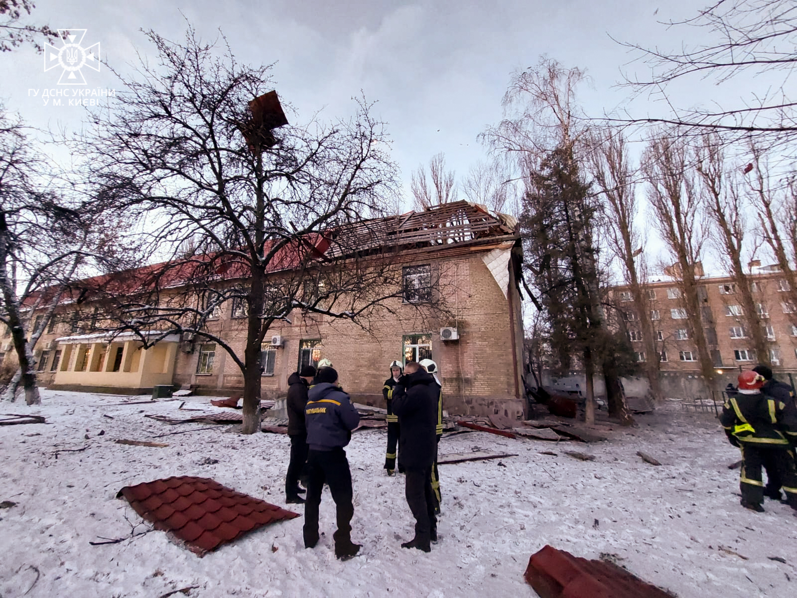 Рятувальники показали наслідки падіння уламків дрона в Києві (ФОТО, ВІДЕО)