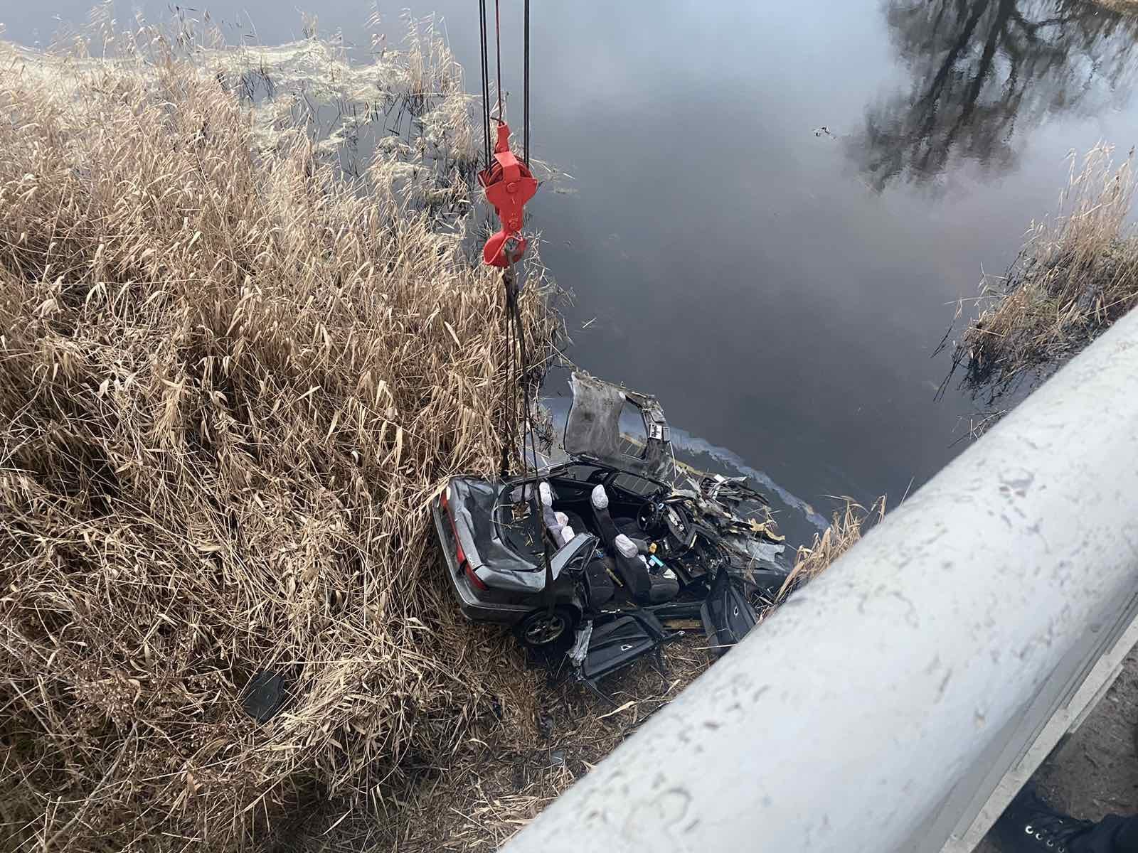 На Миколаївщині авто злетіло з моста у річку, загинули двоє дітей та троє дорослих