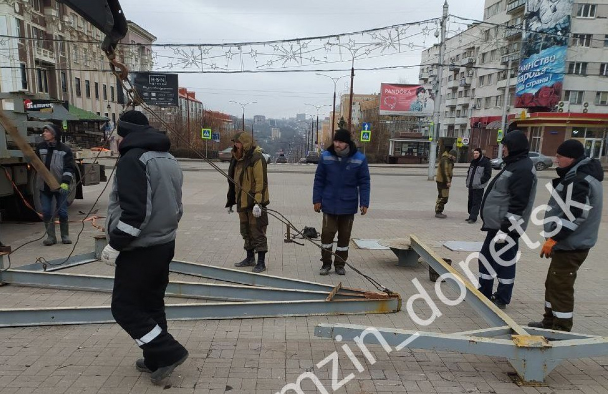 В окупованому Донецьку почали встановлювати новорічну ялинку, «попри постійні обстріли» (ВІДЕО)