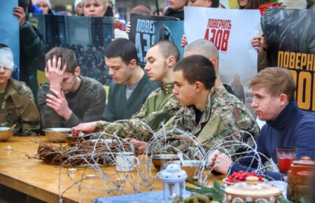 «Різдво у полоні»: рідні військовополонених «Азова» провели перформанс на Софійській площі