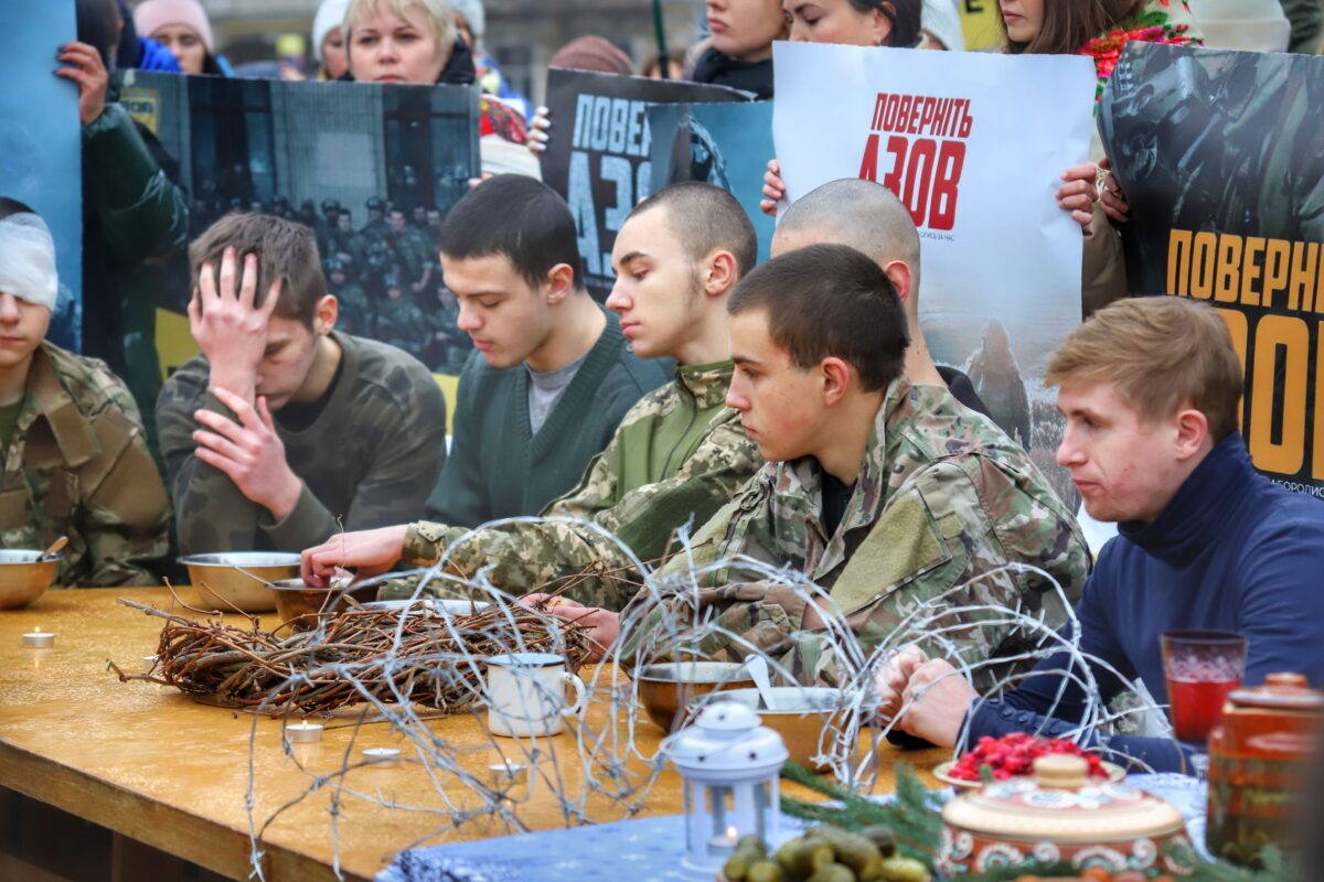 «Різдво у полоні»: рідні військовополонених «Азова» провели перформанс на Софійській площі