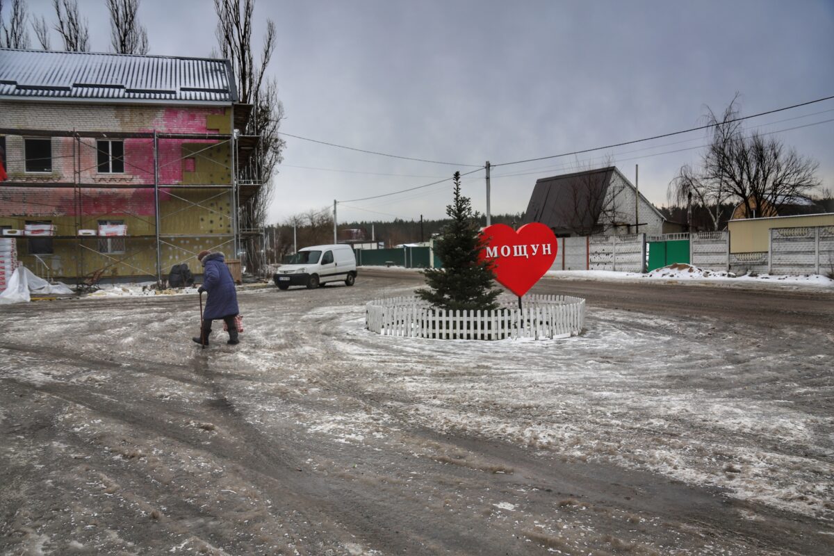 «Додому»: як зимують мешканці Мощуна на Київщині у зруйнованих будинках