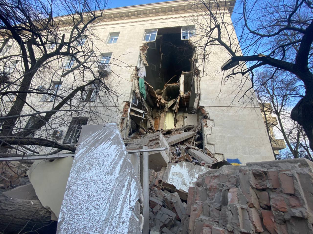 Росіяни вдарили по центру Херсона, пошкодивши будівлю ОВА (ФОТО)