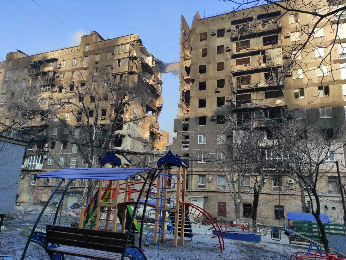 Мощные взрывы прогремели в Мариуполе, оккупанты подняли авиацию — Андрющенко