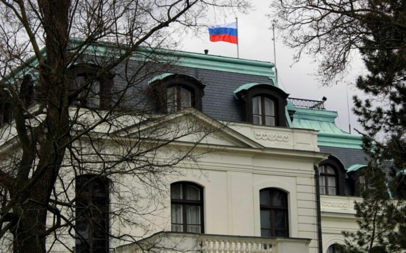 «Гарний приклад для світу»: Резніков підтримав ідею чехів вимкнути світло посольству РФ