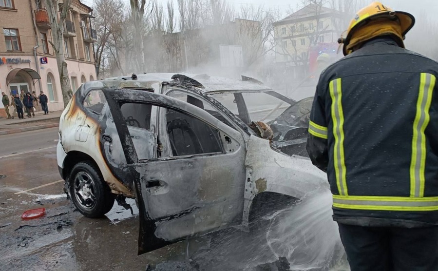 У Мелітополі вибухнула та згоріла автівка окупантів — мер (ФОТО)