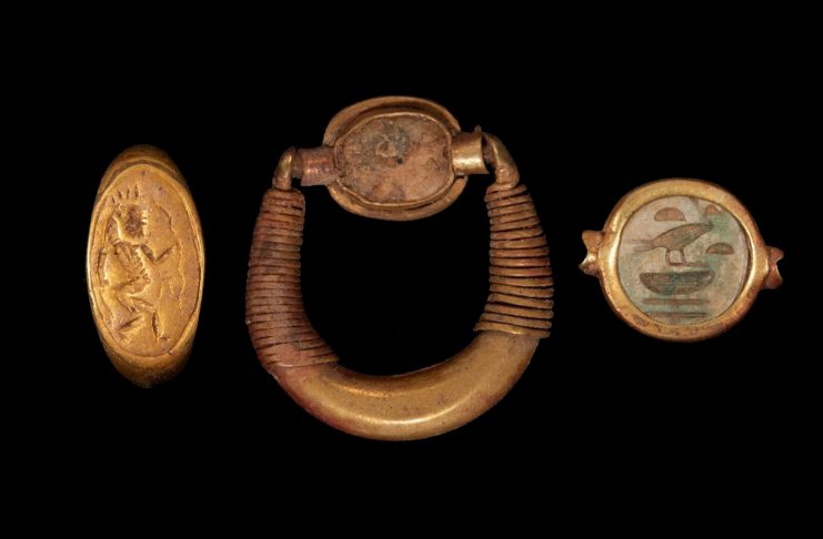 Археологи нашли в некрополе в Египте коллекцию золотых украшений возрастом более 3 тысяч лет