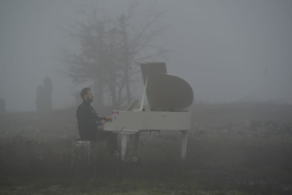 Піаніст Даріус Мажинтас зіграв в Ізюмі біля понівечених окупантами половецьких баб (ФОТО)