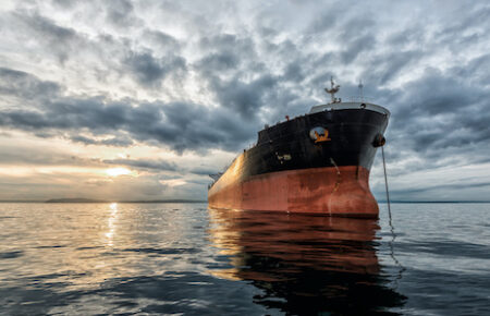 Для обхода санкций РФ использует танкеры, которые планировали сдать на металлолом — Bloomberg