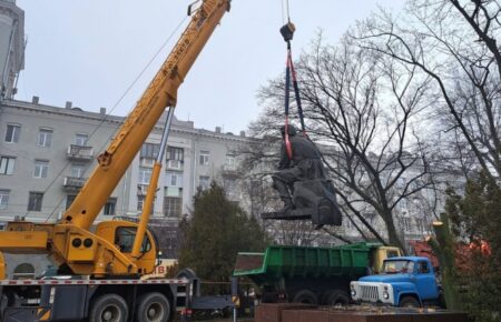 У Дніпрі демонтували пам'ятник Горькому (ФОТО)