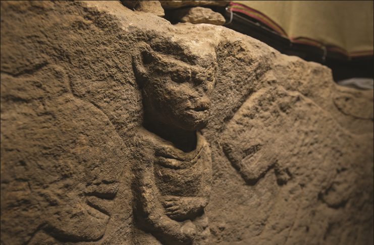 Археологи знайшли висічену на камені сюжетну сцену віком 11 тисяч років із зображенням чоловіка, який тримається за пеніс