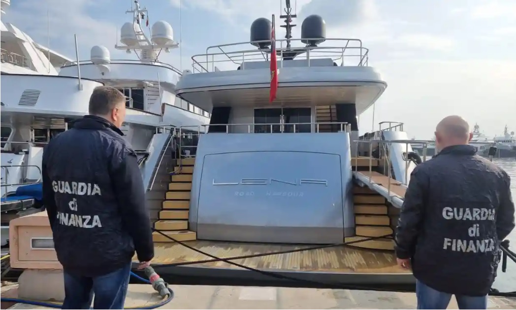 Из порта Сардинии исчезла подсанкционная яхта российского олигарха — The Guardian