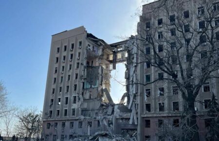 Зруйновану російським обстрілом будівлю Миколаївської ОВА знесуть