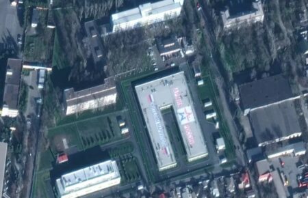 Maxar опублікував знімок військової бази росіян у центрі окупованого Маріуполя