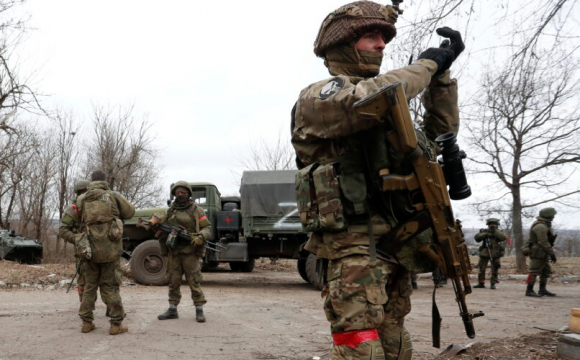 Росія заохочує чоловіків воювати в Україні, щоб не оголошувати мобілізацію —  AP