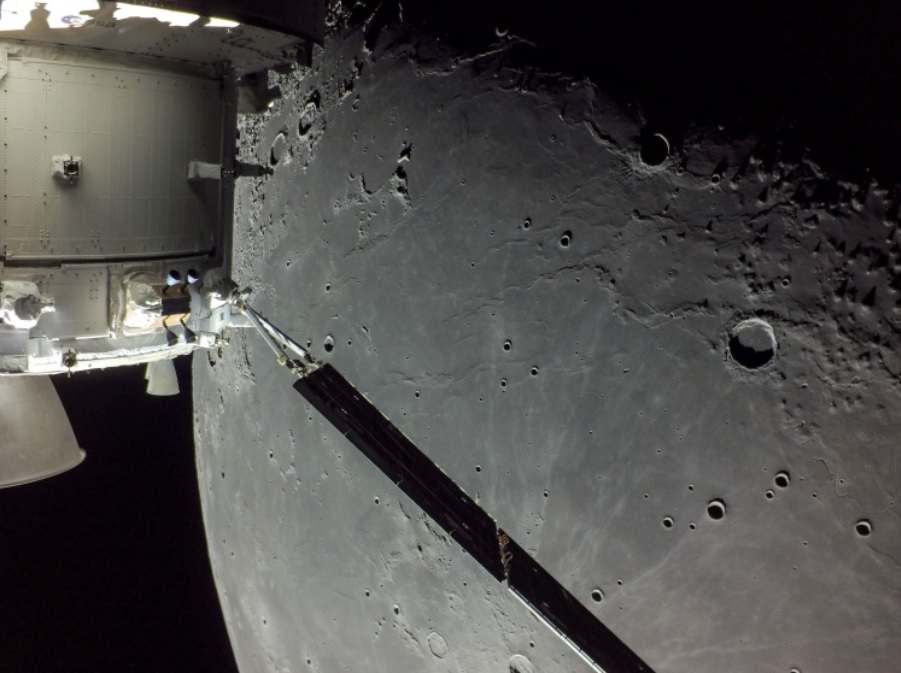 Корабель Orion зробив детальні фотографії Місяця, коли облітав його