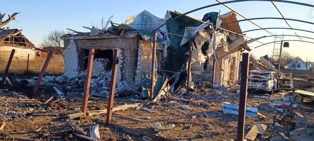 Два человека погибли в результате удара по пригороду Запорожья, среди раненых — ребенок